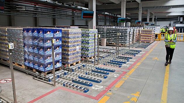 Plzeňsk&yacute; Prazdroj představil plně automatizovan&yacute; sklad, kter&yacute; navazuje na st&aacute;č&iacute;rnu piva. Je na rozloze dvou fotbalov&yacute;ch hři&scaron;ť, přepravky s pivem se ukl&aacute;daj&iacute; až do v&yacute;&scaron;e 30 metrů. Dovnitř se vejde 50 milionů lahv&iacute; piva a jeho obr&aacute;tka je 5-7 dn&iacute;. (25. května 2026)