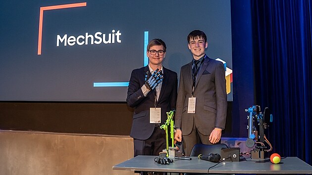 Vítězové 5. ročníku programu pro mladé inovátory Samsung Solve for Tomorrow, dva maturanti z plzeňského gymnázia, představili porotě intuitivní ovládání bagrů či nakladačů pomocí senzorické rukavice.