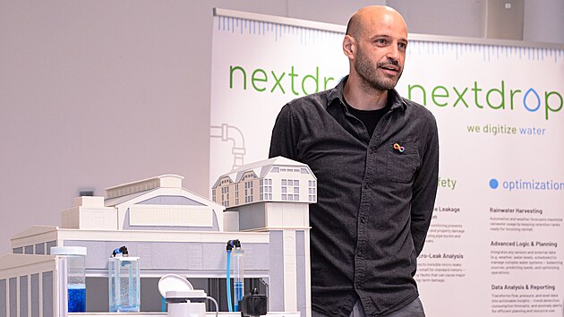Šéf společnosti Nextdrop František Mach u modelu monitorovacího zařízení, které už funguje ve třech stovkách plzeňských objektů.