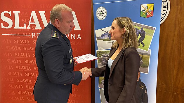 N&aacute;městek policejn&iacute;ho ředitele Plzeňsk&eacute;ho kraje Michal Krejbich předal Janě &Scaron;opovcov&eacute; oceněn&iacute; v r&aacute;mci projektu Ztracen&aacute; pomněnka. (21. května 2026)