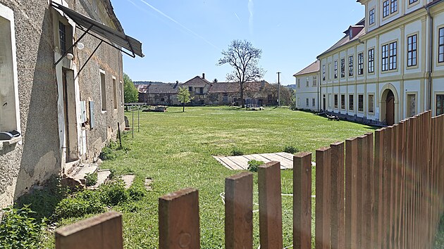 Areál zámku ve Svojšíně na Tachovsku (9. května 2026)