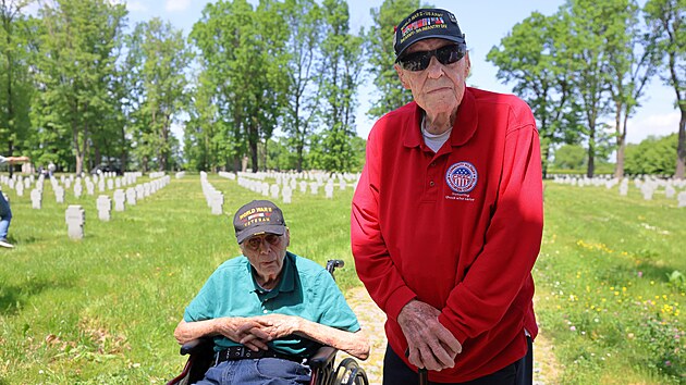 Harry &bdquo;Happy&ldquo; Humason a Arnold Strauch, stolet&iacute; američt&iacute; veter&aacute;ni, kteř&iacute; se &uacute;častnili osvobozov&aacute;n&iacute; Československa, vzdali hold padl&yacute;m protivn&iacute;kům na německ&eacute;m v&aacute;lečn&eacute;m hřbitově v Chebu. (27. května 2026)