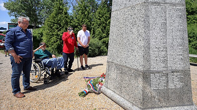 Harry &bdquo;Happy&ldquo; Humason a Arnold Strauch, stolet&iacute; američt&iacute; veter&aacute;ni, kteř&iacute; se &uacute;častnili osvobozov&aacute;n&iacute; Československa, nav&scaron;t&iacute;vili pomn&iacute;k americk&yacute;ch voj&aacute;ků na b&yacute;val&eacute; Ypsilonce. Doprov&aacute;zel je historik Jiř&iacute; Klůc (b&iacute;l&eacute; triko). (27. května 2026)