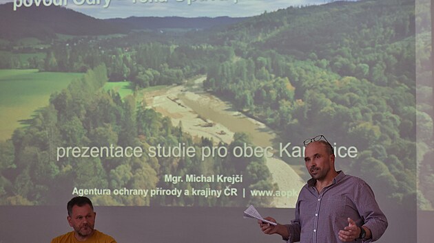 Představení studie AOPK ČR v Karlovicích. Na snímku vodohospodář AOPK ČR Michal Krejčí a místostarosta Karlovic Martin Kočí.
