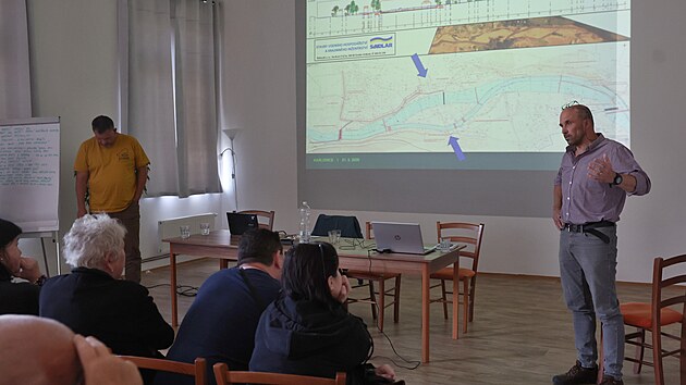 Představení studie AOPK ČR v Karlovicích. Na snímku před občany vodohospodář AOPK ČR Michal Krejčí (vlevo) a místostarosta Karlovic Martin Kočí.