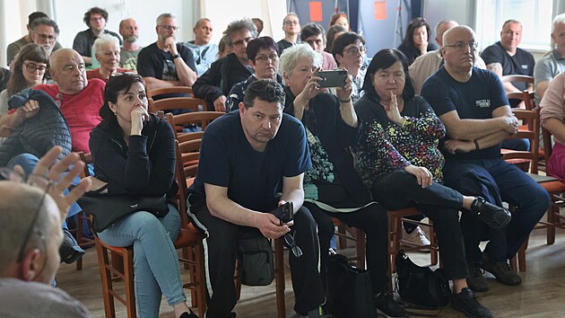 Představení studie AOPK ČR v Karlovicích. Sešlo se několik desítek lidí.