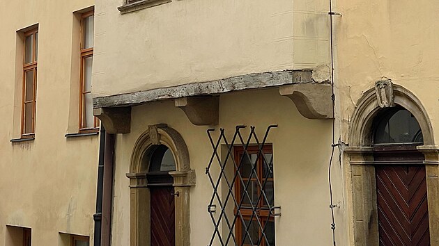 Malý renesanční dům s arkýřem ve Školní ulici v Olomouci (květen 2026)
