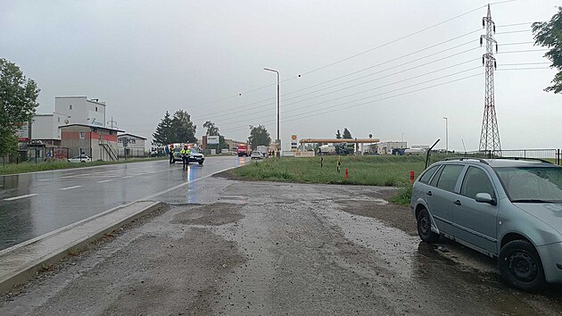Místo nehody v Havlíčkově Brodě. V pozadí je vidět čerpací stanice, u které se pilot pokusil nouzově přistát. Provoz řídí policie.