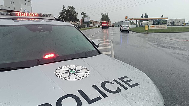 Pohled na zablokovaný hlavní tah v Havlíčkově Brodě. Pilot větroně se pokoušel o nouzové přistání u čerpací stanice, jejíž reklamní ukazatel po nárazu začal hořet.