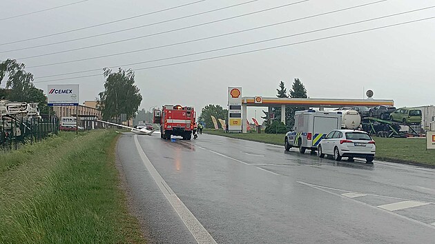 Složky integrovaného záchranného systému u trosek větroně v Lidické ulici. Vpravo je vidět čerpací stanice, u níž letadlo po nárazu do reklamního poutače skončilo.