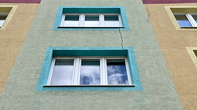 Panelov&yacute; dům v Čelakovsk&eacute;ho ulici v Chomutově. Někde jsou jasně viditeln&eacute; praskliny. (květen 2026)