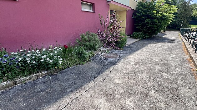 Panelov&yacute; dům v Čelakovsk&eacute;ho ulici v Chomutově (květen 2026)