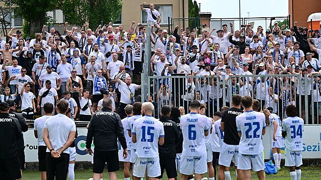 Ostravští fotbalisté slaví s fanoušky udržení v první lize.