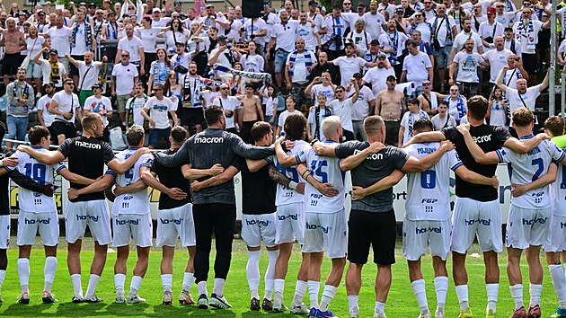 Ostravští fotbalisté slaví s fanoušky udržení v lize.
