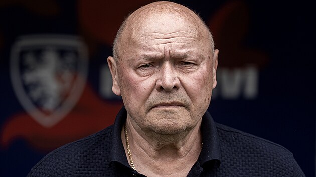 Český trenér Miroslav Koubek sleduje přípravu proti Kosovu.