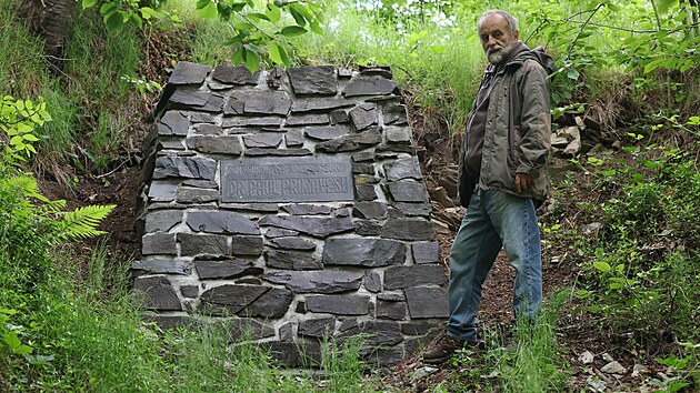 „Pomník se musel do půlky rozebrat, znovu složit, celý vyspárovat,“ řekl místní pamětník Milan Košulič (na snímku) o pomníku prvorepublikového starosty Města Albrechtice Paula Primavesiho. Opravu financoval jeho vnuk Dieter Primavesi. (21. května 2026)