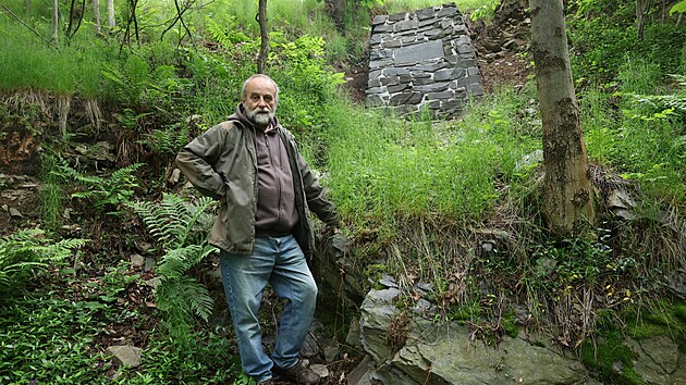 „Pomník se musel do půlky rozebrat, znovu složit, celý vyspárovat,“ řekl místní pamětník Milan Košulič o pomníku prvorepublikového starosty Města Albrechtice Paula Primavesiho. Opravu financoval jeho vnuk Dieter Primavesi. (21. května 2026)
