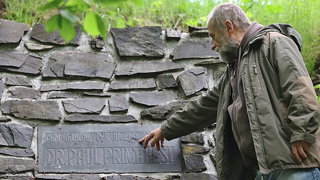 „Pomník se musel do půlky rozebrat, znovu složit, celý vyspárovat,“ řekl místní pamětník Milan Košulič o pomníku prvorepublikového starosty Města Albrechtice Paula Primavesiho. Opravu financoval jeho vnuk Dieter Primavesi. (21. května 2026)