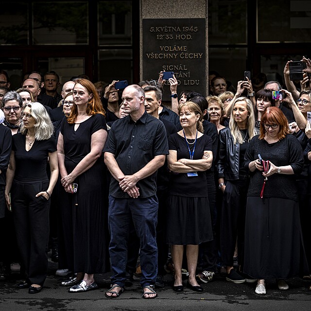 Protest iniciativy Veřejnoprávně s podporou odborů proti postupu vládní koalice ohledně změn ve financování médií veřejné služby a plánovanému zrušení poplatků. Zaměstnanci veřejnoprávních médií do práce přicházejí v černém oblečení. (3. června 2026)