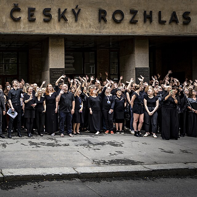 Protest iniciativy Veřejnoprávně s podporou odborů proti postupu vládní koalice ohledně změn ve financování médií veřejné služby a plánovanému zrušení poplatků. Zaměstnanci veřejnoprávních médií do práce přicházejí v černém oblečení. (3. června 2026)