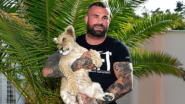 Zápasník Karlos Vémola s lvicí Elsou (19. září 2020)