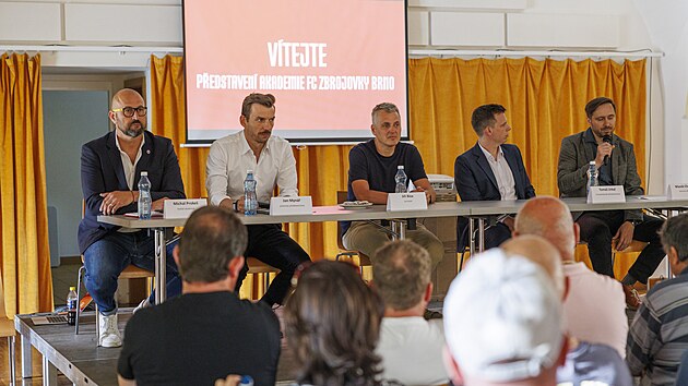 Představitel&eacute; brněnsk&eacute; Zbrojovky představili m&iacute;stn&iacute;m obyvatelům v Měn&iacute;ně na Brněnsku pl&aacute;n na v&yacute;stavbu fotbalov&eacute; akademie na pol&iacute;ch u obce. Na sn&iacute;mku druh&yacute; zleva předseda představenstva klubu Jan Myn&aacute;ř. (2. června 2026)