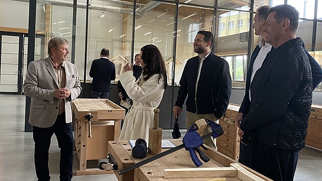Město Hodonín a Nadace Karel Komárek Family Foundation představily při příležitosti středečního slavnostního otevření Parku U Červených domků výsledky pětileté obnovy Bažantnice po tornádu. Investice, směřující do proměny poničeného veřejného prostoru, dosáhla více než tři čtvrtě miliardy korun. Na snímku vpravo Karel Komárek. (3. června 2026)