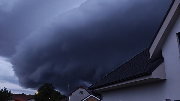 Fotografie meteorologického jevu, známého jako shelf cloud (húlava), zachyceného během postupu bouřkové fronty přes obec Líha na Příbramsku.(31. května 2026)