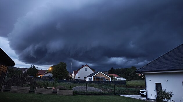 Fotografie meteorologického jevu, známého jako shelf cloud (húlava), zachyceného během postupu bouřkové fronty přes obec Líha na Příbramsku.(31. května 2026)