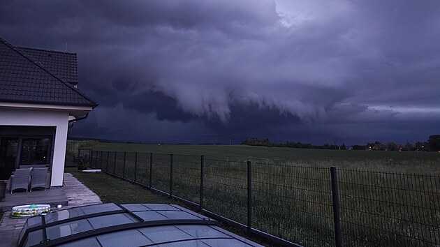 Fotografie meteorologického jevu, známého jako shelf cloud (húlava), zachyceného během postupu bouřkové fronty přes obec Líha na Příbramsku.(31. května 2026)