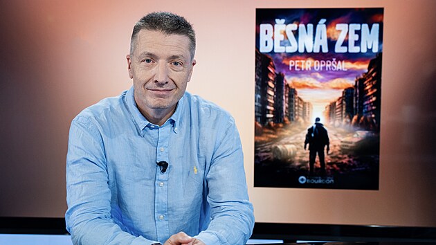 Hostem pořadu Rozstřel je spisovatel, právník a lingvista Petr Opršal.