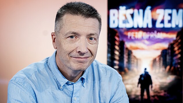 Hostem pořadu Rozstřel je spisovatel, právník a lingvista Petr Opršal.