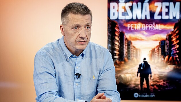 Hostem pořadu Rozstřel je spisovatel, právník a lingvista Petr Opršal.
