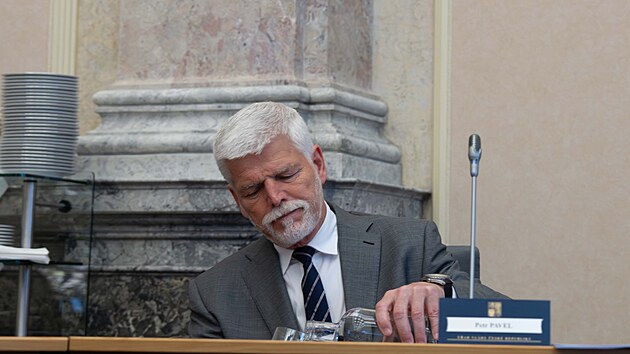 Prezident Petr Pavel na jedn&aacute;n&iacute; vl&aacute;dy. Hlavn&iacute;m t&eacute;matem je koordinace &uacute;časti &uacute;stavn&iacute;ch činitelů na vrcholn&yacute;ch setk&aacute;n&iacute;ch mezin&aacute;rodn&iacute;ch organizac&iacute;. (8. června 2026)