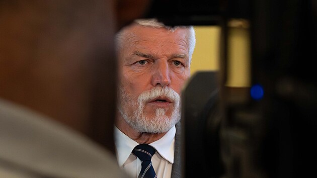 Prezident Petr Pavel poskytuje novinářům vyjádření po odchodu z jednání vlády. (8. června 2026)
