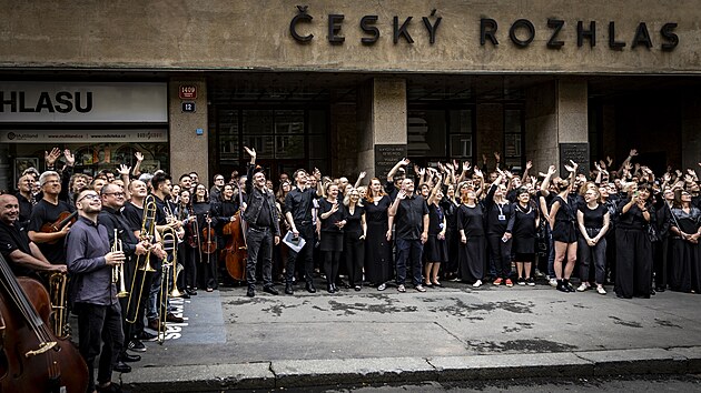 Protest iniciativy Veřejnoprávně s podporou odborů proti postupu vládní koalice ohledně změn ve financování médií veřejné služby a plánovanému zrušení poplatků. Zaměstnanci veřejnoprávních médií do práce přicházejí v černém oblečení. (3. června 2026)