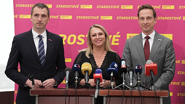 Luk&aacute;&scaron; Vlček, Pavla Pivoňka Vaňkov&aacute; a Karel Dvoř&aacute;k  na tiskov&eacute; konferenci poslaneck&eacute;ho klubu Starostov&eacute; a nez&aacute;visl&iacute;. (2. června 2026)