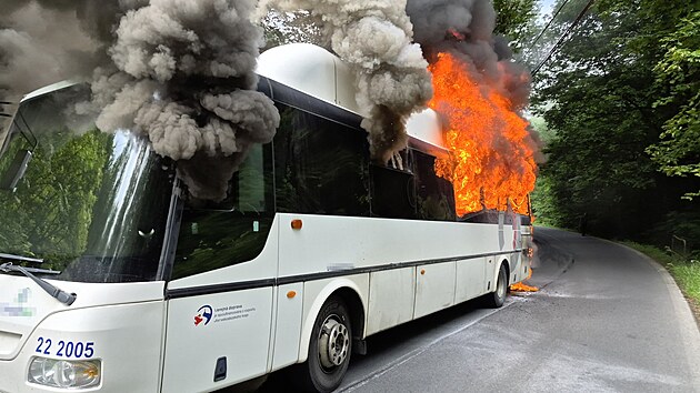 Ve V&iacute;tkově na Opavsku shořel autobus. Cestuj&iacute;c&iacute; i řidič stihli včas ut&eacute;ct, &scaron;koda byla vyč&iacute;slena na 900 tis&iacute;c korun. (3. 6. 2026)