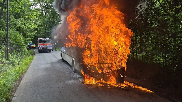 Ve V&iacute;tkově na Opavsku shořel autobus. Cestuj&iacute;c&iacute; i řidič stihli včas ut&eacute;ct, &scaron;koda byla vyč&iacute;slena na 900 tis&iacute;c korun. (3. 6. 2026)