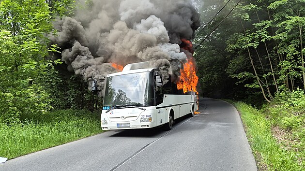 Ve V&iacute;tkově na Opavsku shořel autobus. Cestuj&iacute;c&iacute; i řidič stihli včas ut&eacute;ct, &scaron;koda byla vyč&iacute;slena na 900 tis&iacute;c korun. (3. 6. 2026)