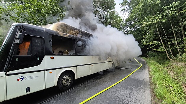 Ve V&iacute;tkově na Opavsku shořel autobus. Cestuj&iacute;c&iacute; i řidič stihli včas ut&eacute;ct, &scaron;koda byla vyč&iacute;slena na 900 tis&iacute;c korun. (3. 6. 2026)