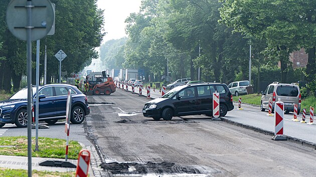 Silnič&aacute;ři opravuj&iacute; hlavn&iacute; př&iacute;jezd do Zl&iacute;na ve směru od Vizovic. Už v ponděl&iacute; uzavřeli dva j&iacute;zdn&iacute; pruhy na tř&iacute;dě Tom&aacute;&scaron;e Bati od b&yacute;val&eacute;ho Kina Družba po křižovatku nad Lidlem. (2. červen)