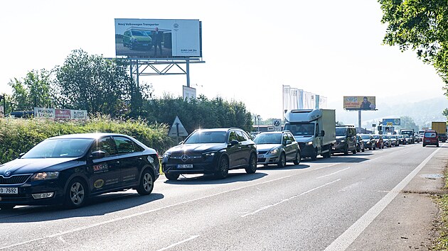 Silnič&aacute;ři opravuj&iacute; hlavn&iacute; př&iacute;jezd do Zl&iacute;na ve směru od Vizovic. Už v ponděl&iacute; uzavřeli dva j&iacute;zdn&iacute; pruhy na tř&iacute;dě Tom&aacute;&scaron;e Bati od b&yacute;val&eacute;ho Kina Družba po křižovatku nad Lidlem. (2. červen)