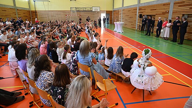 V Bor&scaron;ic&iacute;ch besedoval prezident Petr Pavel s ž&aacute;ky m&iacute;stn&iacute; z&aacute;kladn&iacute; &scaron;koly v tělocvičně. (2. červen 2026)