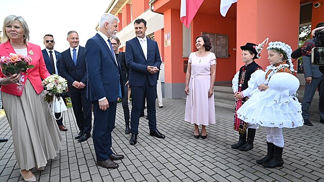 Prezidentsk&yacute; p&aacute;r přiv&iacute;taly před bor&scaron;ickou &scaron;kolou děti v m&iacute;stn&iacute;ch kroj&iacute;ch. (2. červen 2026)