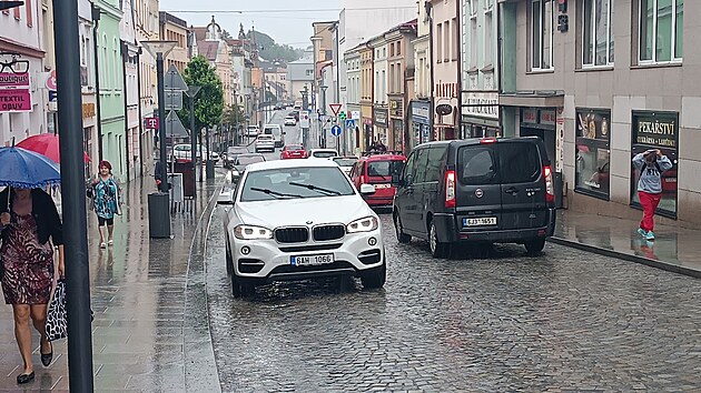 Za de&scaron;tě v Doln&iacute; ulici, kter&aacute; slouž&iacute; jako jedna z kl&iacute;čov&yacute;ch tras směřuj&iacute;c&iacute;ch do centra Havl&iacute;čkova Brodu. Řidiči zde kvůli opravě mostu přes S&aacute;zavu v dopravn&iacute; &scaron;pičce str&aacute;v&iacute; v kolon&aacute;ch i des&iacute;tky minut. (3. června 2026)