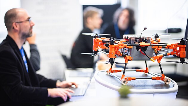 Detailn&iacute; z&aacute;běr na přizpůsoben&yacute; dron, kter&yacute; je jedn&iacute;m z hlavn&iacute;ch l&aacute;kadel čtvrtečn&iacute; akce &bdquo;Dobrodružstv&iacute; s technikou&ldquo;.