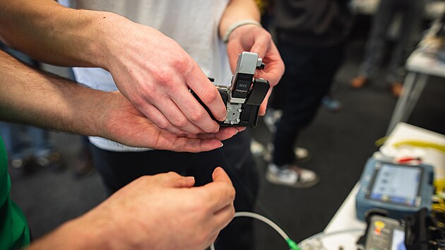 N&aacute;v&scaron;těvn&iacute;ci si v r&aacute;mci celodenn&iacute;ho programu vyzkou&scaron;ej&iacute; ovl&aacute;d&aacute;n&iacute; nejrůzněj&scaron;&iacute;ch př&iacute;strojů, robotů i modern&iacute; elektroniky.