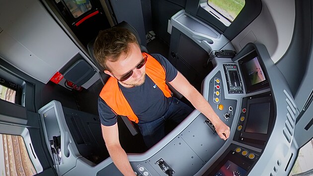Nová žlutá souprava PESA pro RegioJet při testování na zkušebním okruhu ve Velimi. Právě zde vlak poprvé dosáhl rychlosti 200 km/h. (9. června 2026)
