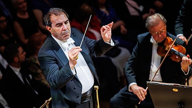 Dirigent Daniele Gatti při provedení Verdiho Requiem na závěr Pražského jara 2026